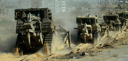 Bereit für die Zerstörung: Monströse israelische Bulldozer auf d...